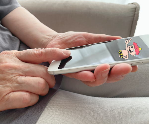 スマホを操作する女性