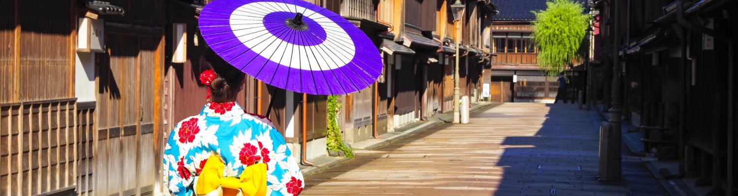 茶屋街を歩く女性