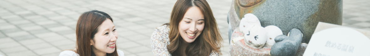 和倉温泉総湯の前の女性二人