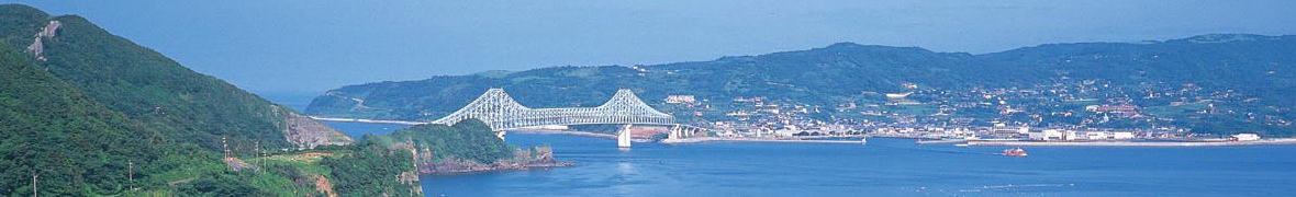 平戸側より生月大橋と生月島
