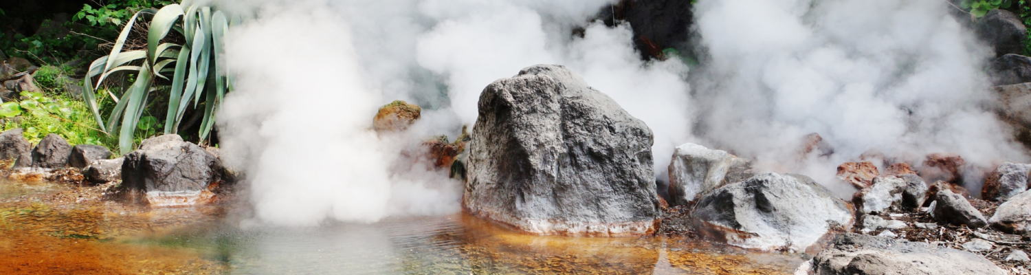 海地獄と暖簾をくぐる娘
